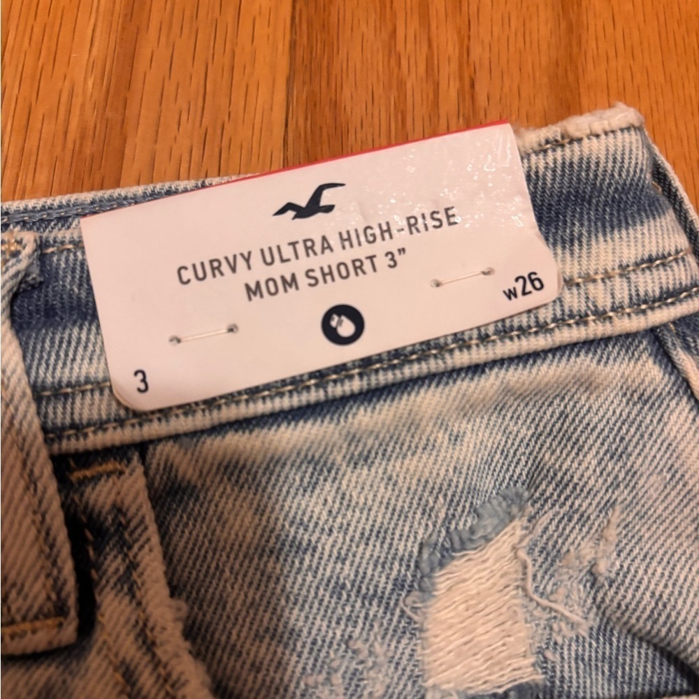 Hollister 3 / 26 Jean Shorts Curvy Ultra High Rise Mom Short 3" Button Fly NWT - Picture 3 of 5